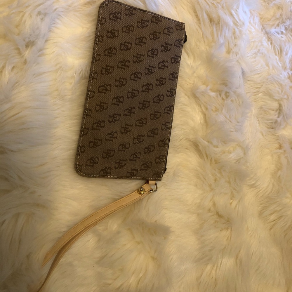 Dooney & Bourke Wristlet ❤️
